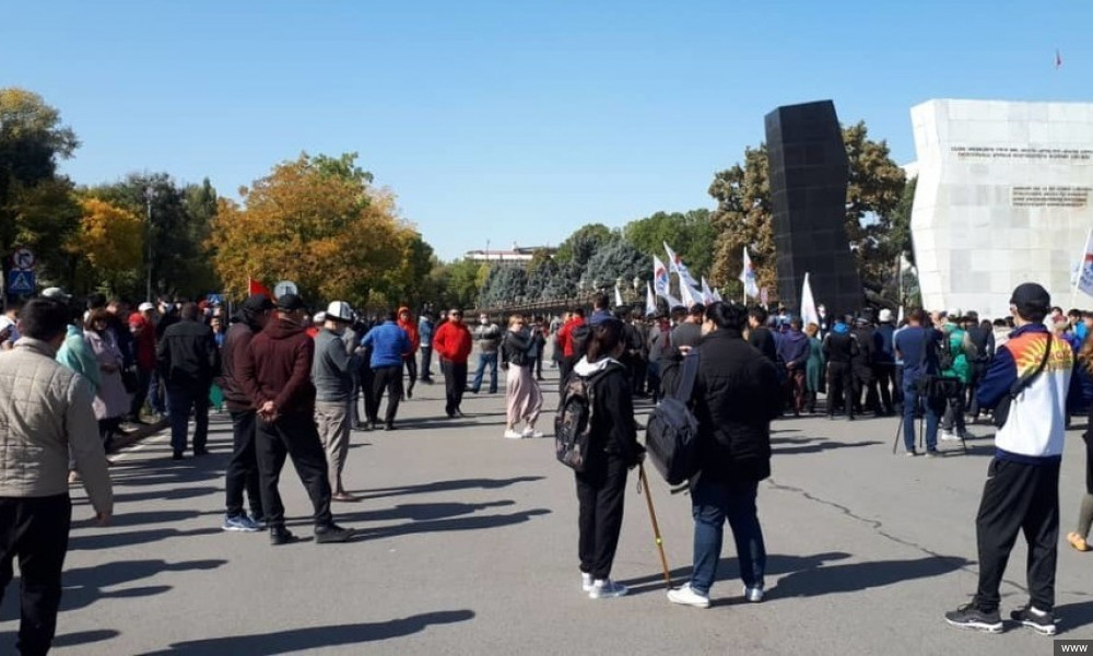 "Ала-Тоо" аянтында шайлоонун жыйынтыгын жокко чыгаруу талабы менен митинг өтүүдө  