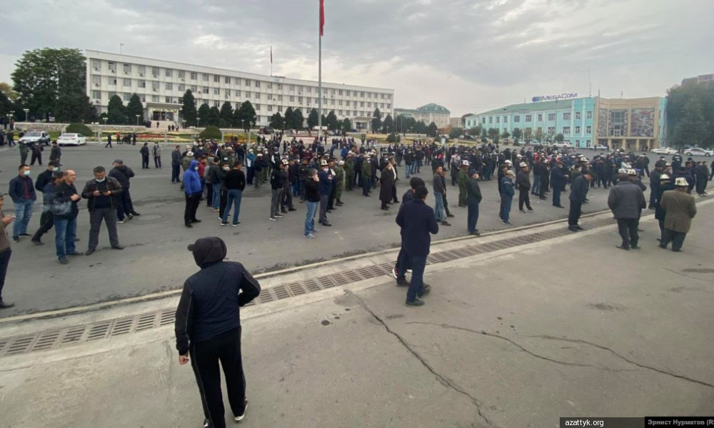 Ош шаарынын борбордук аянтында эки тынчтык митинги өтүүдө