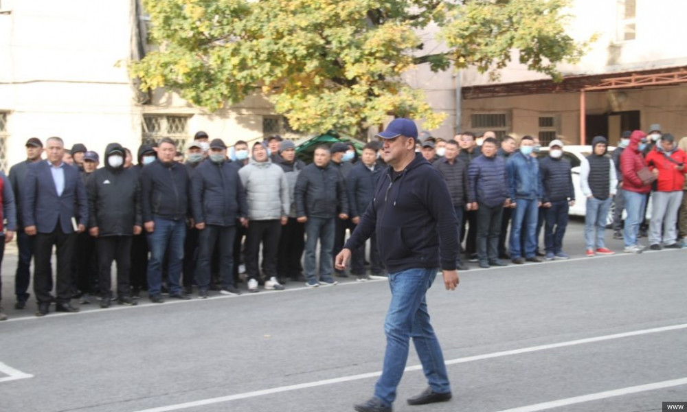 Курсан Асанов элдик кошуундарга жана милициянын өздүк курамына инструктаж өткөрдү 