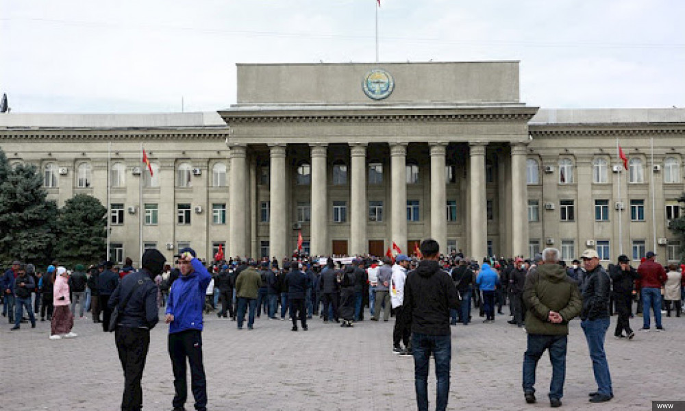 Митинг возле Дома правительства в Бишкеке