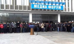 После двух часов дня у здания «Медиа Форума» тоже начался митинг