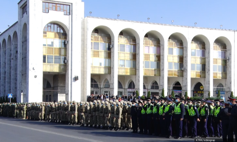 С сегодняшнего дня в Бишкеке вводится режим ЧП