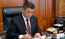 Сооронбай Жээнбеков өкмөттүн айрым мүчөлөрүн кызматтан бошотуу тууралуу жарлыкка кол койду 