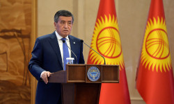 Парламент принял отставку президента Сооронбая Жээнбекова