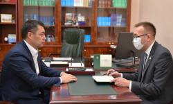 Президенттин м.а. Садыр Жапаров Улуттук банктын жетекчиси Толкунбек Абдыгуловду кабыл алды