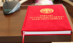Садыр Жапаров Конституцияны өзгөртүүгө шарт түзгөн мыйзамга кол койду