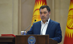 Өкмөт башчы Садыр Жапаров маданият жана искусство ишмерлерин кесиптик майрамы менен куттуктады