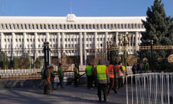В Бишкеке начался демонтаж забора вокруг «Белого дома»
