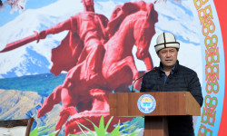 Премьер-министр Садыр Жапаров Маалымат жана басма сөз күнү менен куттуктады