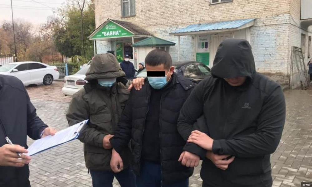 ГКНБ: По факту вымогательства взятки задержан сотрудник МВД КР