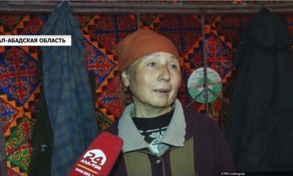 В Джалал-Абадской области семья, у которой сгорел дом, вынуждена жить в юрте