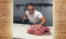 Дүйнөгө белгилүү ашпозчу Нусрет Гёкче кыргыз калпагын кийди