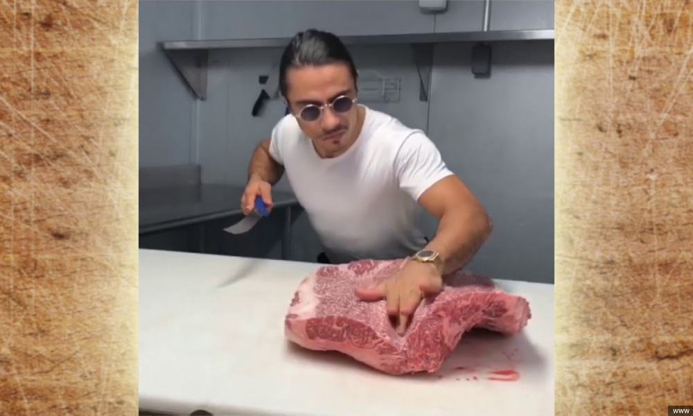 Дүйнөгө белгилүү ашпозчу Нусрет Гёкче кыргыз калпагын кийди