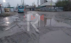 Жамгырдан кийин баткакка чыланган Ак-Босогонун борбордук көчөсү