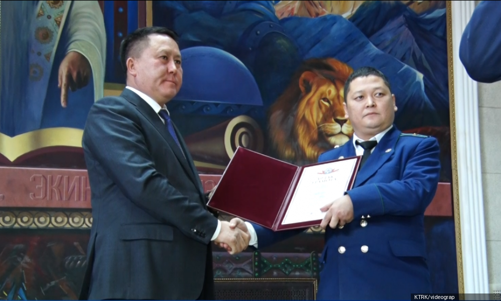 Курманкул Зулушев поздравил сотрудников органов прокуратуры с профессиональным праздником