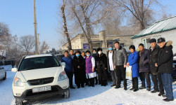 Пригородное айылынын айыл өкмөт башчысы Бакыт Шеримбеков кызматтык унаасын дарыгерлерге тапшырды