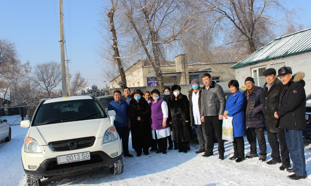 Пригородное айылынын айыл өкмөт башчысы Бакыт Шеримбеков кызматтык унаасын дарыгерлерге тапшырды