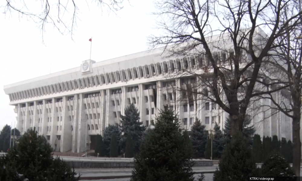 Талкууланып жаткан баш мыйзамда президент менен өкмөттүн аппараты бир болот