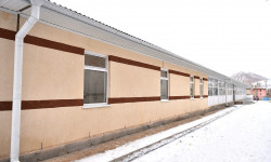 Новиков Нарын шаарындагы оорукананын жугуштуу оорулар бөлүмүнүн курулушу менен таанышты