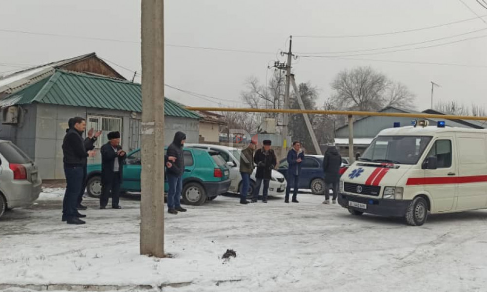 Пригородный айылынын тургуну дарыгерлерге тез жардам унаасын белекке берди
