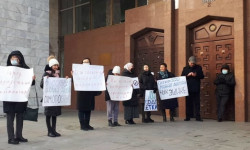 Жогорку Кеңештин кире беришине активисттер нааразычылык акциясына чыгышты