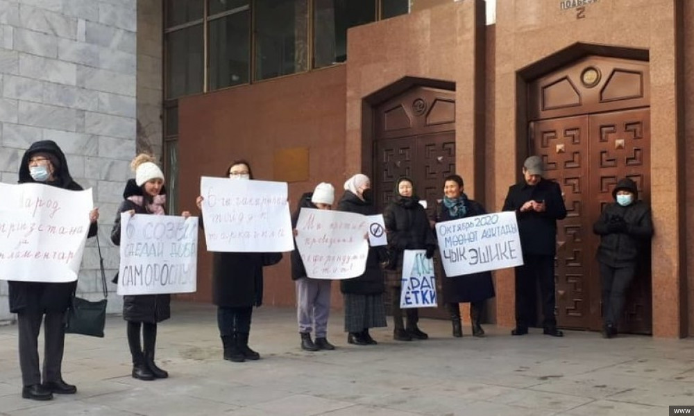 Жогорку Кеңештин кире беришине активисттер нааразычылык акциясына чыгышты