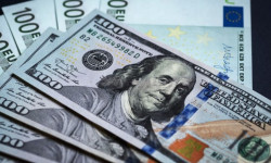 В Бишкеке стремительно снижается курс доллара и евро