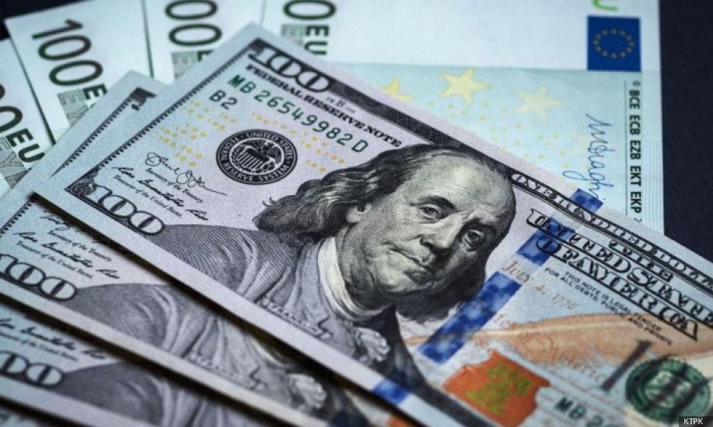 В Бишкеке стремительно снижается курс доллара и евро