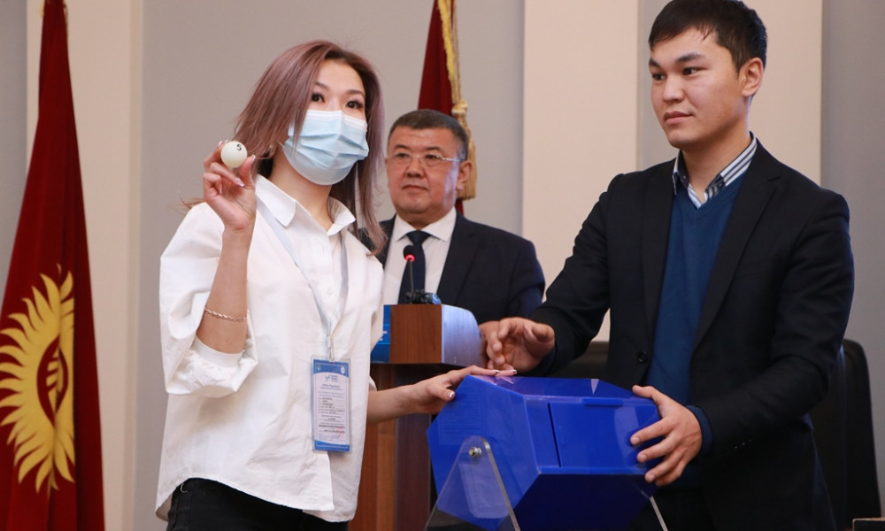 ЦИК провела жеребьевку между кандидатами на должность Президента КР по распределению бесплатного эфирного времени