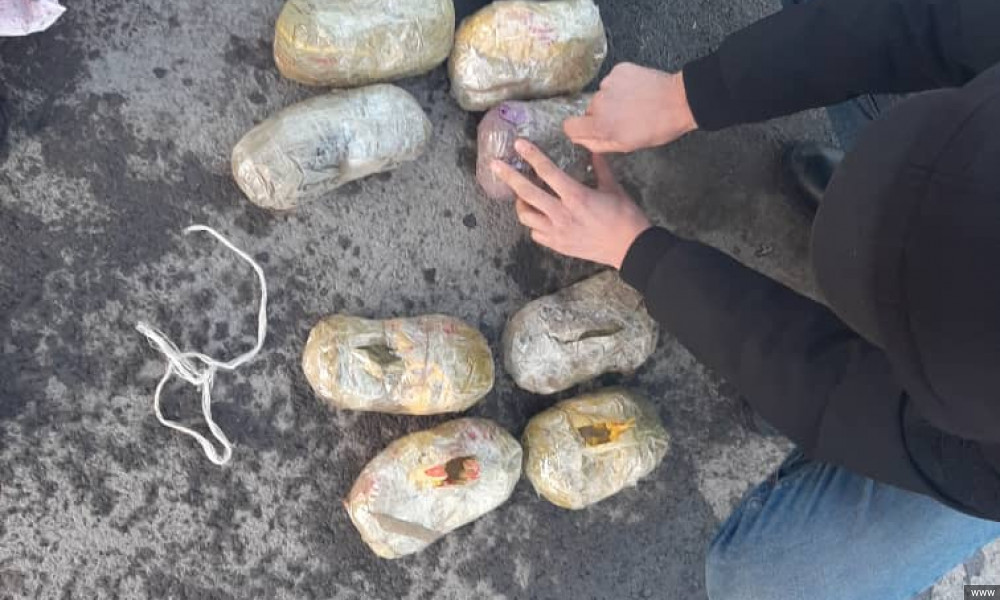 ИИМ кызматкерлери мыйзамсыз баңгизаттарын ташып бара жаткан жарандарды кармашты