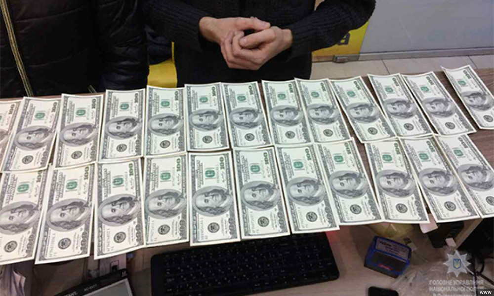 Задержана женщина с фальшивыми долларами