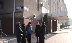 "Дордой" базарынын сатуучулары көйгөйлөрүн чечүүнү талап кылып, митингге чыгышты 