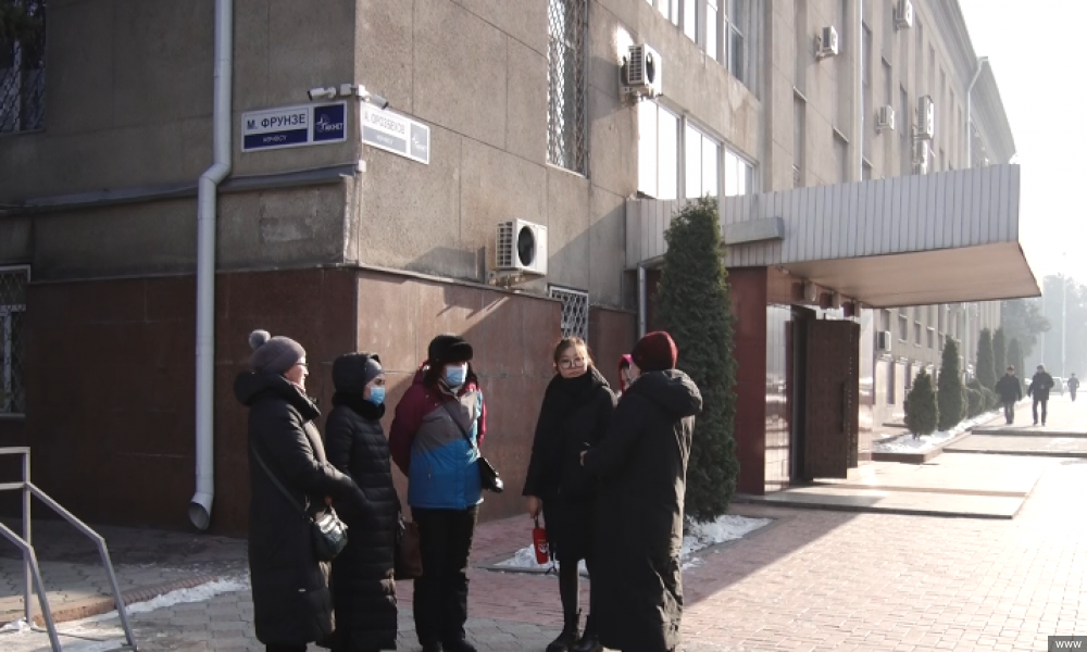 "Дордой" базарынын сатуучулары көйгөйлөрүн чечүүнү талап кылып, митингге чыгышты 