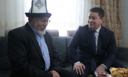 Талант Мамытов прокуратура органдарынын ардагери Жунусмамат Асырановго барып жолукту