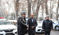 Представители частного бизнеса вручили сотрудникам МВД шесть автомашин 