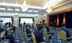Талант Мамытов встретился с членами национальной сборной по борьбе, завоевавшими призовые места на Кубке Мира