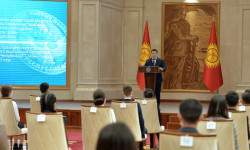 И.о. Президента Талант Мамытов вручил президентские стипендии лучшим студентам страны
