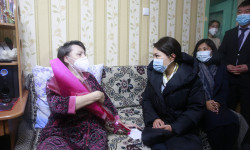 Сурабалдиева посетила пенсионера и ребенка с ОВЗ в преддверии новогодних праздников 