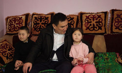 Ош шаарынын мэри балдардан үйүнө барып кабар алып, белектерин тапшырды