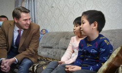 Артём Новиков 7 жашар Алина жана Тимур тарбияланып жаткан үй-бүлөнүн абалынан кабар алды