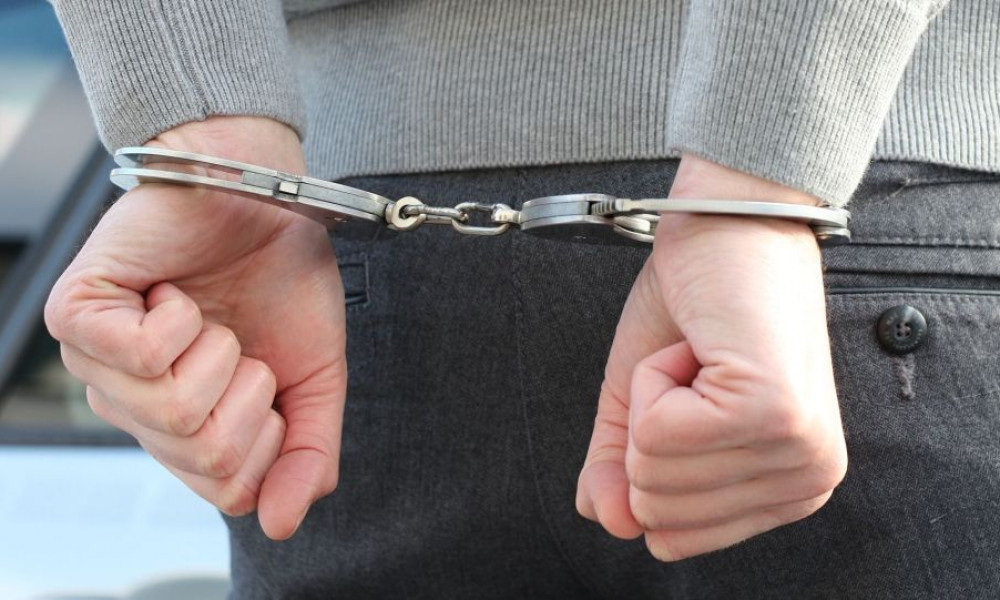 Задержан сотрудник таможни с поличным при получении взятки, который приходится родным братом депутату ЖК