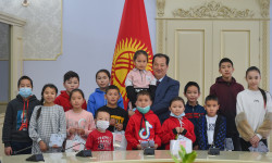Бактыбек Аманбаев балдарга Өкмөттүн атынан жаңы жылдык белектерди тартуулады