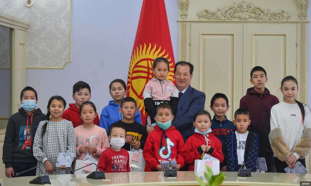 Бактыбек Аманбаев балдарга Өкмөттүн атынан жаңы жылдык белектерди тартуулады