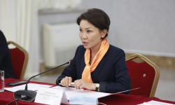Вице-премьер-министр Эльвира Сурабалдиева Чүй облусунун мугалимдери менен жолугушту