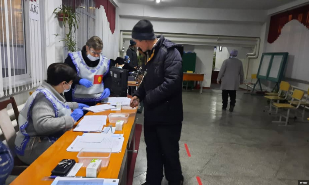 В Кыргызстане явка на выборы президента составила 2,8% по состоянию на 10.00 часов 