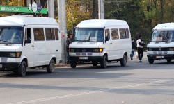 Маршруттук таксилердин айдоочулары жол кирени көтөрүүнү талап кылышууда