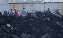 Нарын шаарына 200 тоннадай көмүр түшүрүлүп, отунга болгон тартыштык жоюлду 