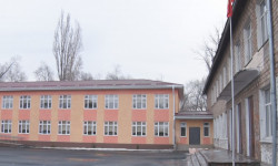 Бишкек шаарында эски мектепке улай жаңы курулган кошумча корпус колдонууга берилди