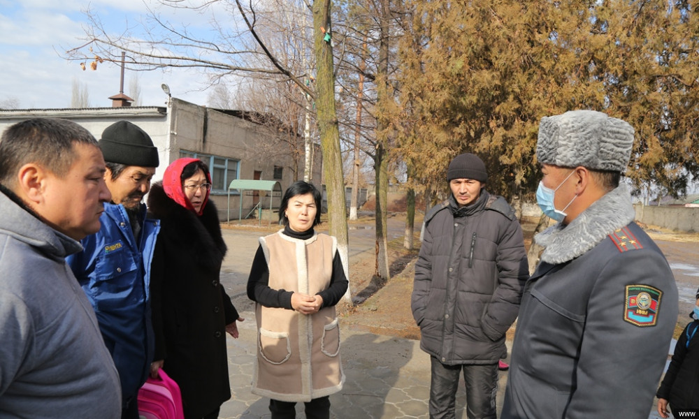 Ысык-Ата районунда милициянын көчмө кабылдамасы Киргшелк айыл элинин көйгөйлөрүн укту  