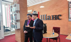 КРнын эмгек сиңирген артисти Асылбек Өзүбеков “Өзүңдү тааны” долбоорунда жаштарга акыл-насаат айтты  